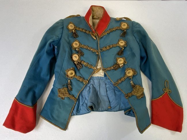 ANTIQUE IMPERIAL GERMAN NOBLE CHILD HUSSAR DRESS UNIFORM TUNIC: ANTIQUE IMPERIAL GERMAN NOBLE CHILD HUSSAR DRESS UNIFORM TUNIC . MID TO LATE 19tH CENTURY. VERY RARE . SIZED FOR A 5-6 YEARS OLD CHILD. GOLD CORDS . SHOWS A GREAT AGE AND WEAR . SOME REPAIRS. VERY RAR