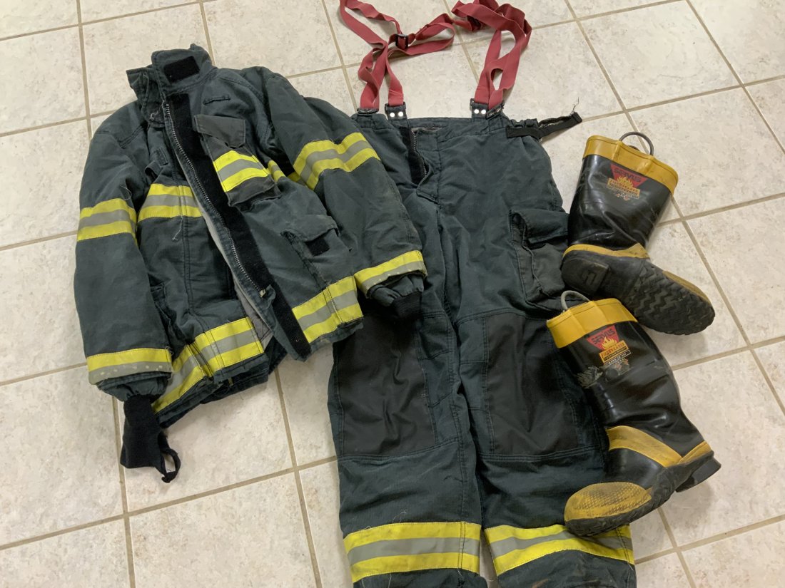 VINTAGE FIREFIGHTER FULL SUIT WITH BOOTS: VINTAGE ORIGINAL FIREFIGHTER FULL SUIT WITH BOOTS .AUBURN , INDIANA . HELMET AND MANIKIN ARE NOT INCLUDED.