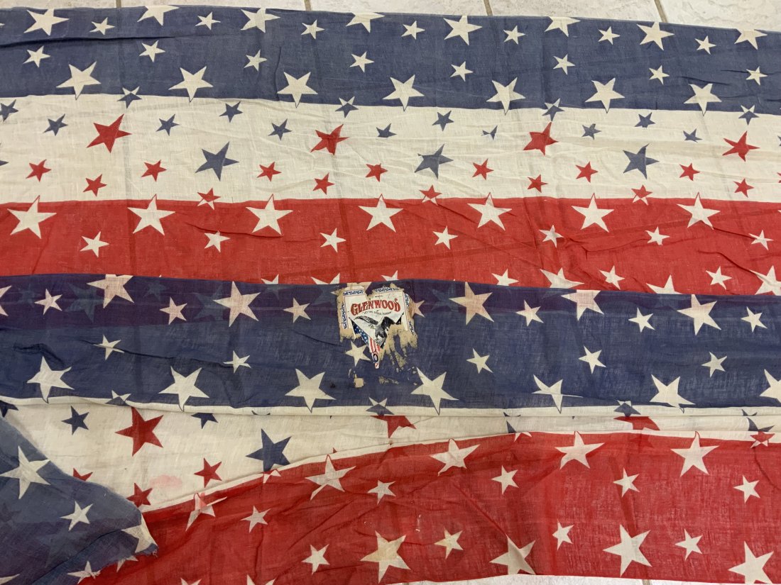 USA VINTAGE STARS AND STRIPES AMERICAN FLAG PATRIOTIC DECORATING DRAPERY CLOTH: USA VINTAGE STARS AND STRIPES AMERICAN FLAG PATRIOTIC DECORATING DRAPERY CLOTH. LARGE SIZE . PRINTED . REMAINS OF ORIGINAL TAG STILL ATTACHED . VERY LONG 312" BY 22" WIDE. RARE .