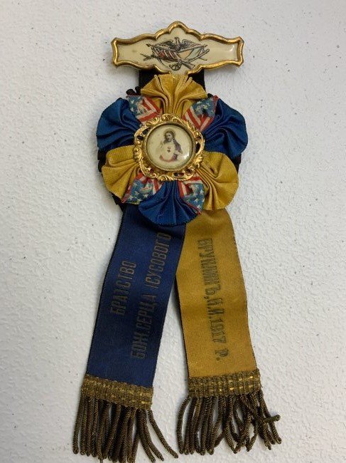 ANTIQUE AMERICAN - UKRAINIAN RELIGIOUS FRATERNAL SOCIETY BADGE WITH RIBBONS: ANTIQUE AMERICAN - UKRAINIAN RELIGIOUS FRATERNAL SOCIETY BADGE WITH RIBBONS . RARE LARGE 2 SIDED BADGE. DATES BACK TO 1917 AND LOCATION IS BROOKLYN , NY . BLUE AND YELLOW UKRAINIAN COLORS INTERWOVEN W