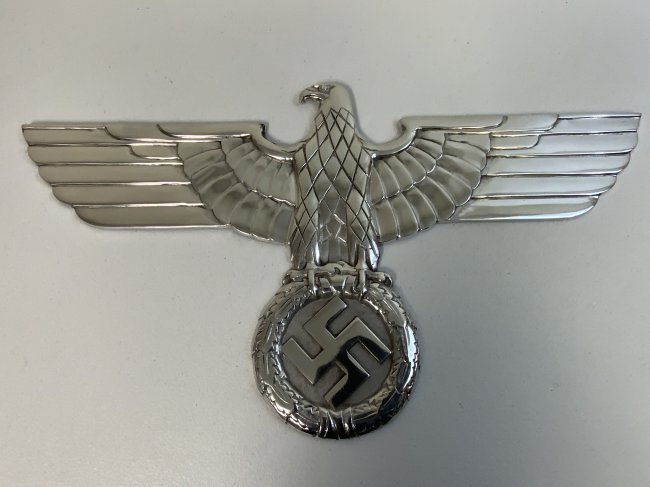 GERMANY THIRD REICH LARGE RAILROAD TYPE ALUMINUM EAGLE: GERMANY THIRD REICH LARGE RAILROAD TYPE ALUMINUM EAGLE . POST WAR PRODUCED . 28 X 15 SIZE . POLISHED ALUMINUM .