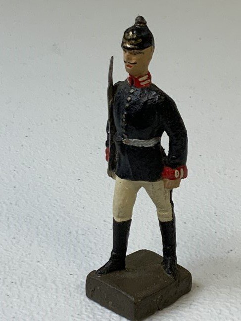 GERMAN THIRD REICH PERIOD LINEOL TOY IMPERIAL PRUSSIAN GUARD: GERMAN THIRD REICH PERIOD LINEOL TOY IMPERIAL PRUSSIAN GUARD . GREAT CONDITION . RARE .