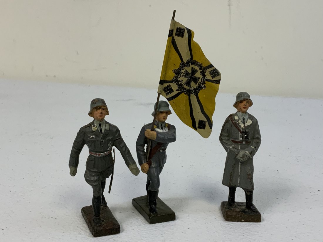 GERMAN NAZI PERIOD LINEOL / ELASTOLIN LUFTWAFFE OFFICERS AND FLAG BEARER LOT OF 3: GERMAN NAZI PERIOD LINEOL / ELASTOLIN LUFTWAFFE OFFICERS AND FLAG BEARER LOT OF 3