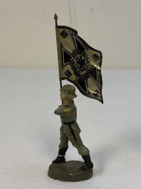 GERMAN NAZI PERIOD LINEOL TOY SOLDIERS ARMY FLAG BEARER: GERMAN NAZI PERIOD LINEOL TOY SOLDIERS ARMY FLAG BEARER