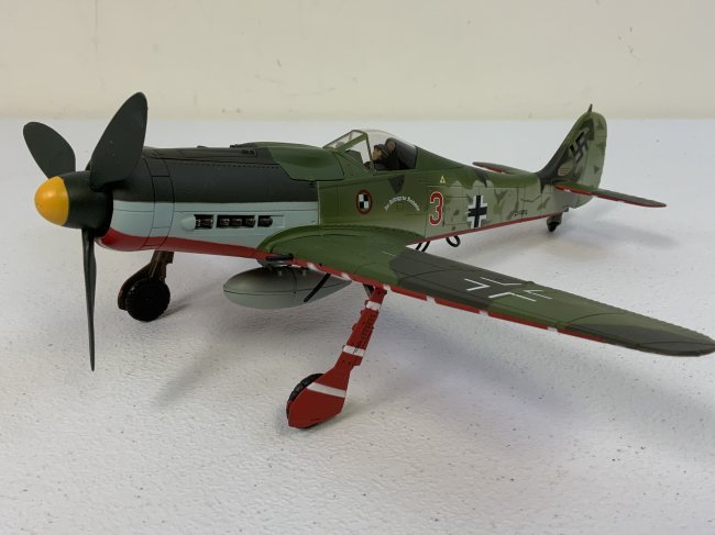 WWII GERMAN LUFTWAFFE PLANE FOCKE WULF 1945 MODEL 1:32: WWII GERMAN LUFTWAFFE PLANE FOCKE WULF 1945 MODEL 1:32 . GREAT DETAILS . PILOT INSIDE . FW-190D. GREAT DISPLAY MODEL . 12" LONG WITH 13" WINGSPAN.