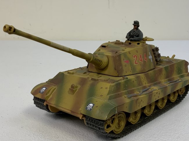 WWII GERMAN TANK KING TIGER IN LATE WAR CAMMO PAINT METAL MODEL CUSTOM DETAILED: WWII GERMAN TANK KING TIGER IN LATE WAR CAMMO PAINT METAL MODEL CUSTOM DETAILED . 1:32 SCALE . HIGHLY DETAILED . GREAT DISPLAY PIECE . 8" LONG BODY , 11" TOTAL LENGTH WITH BARREL .