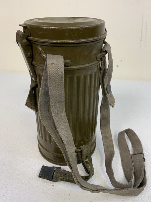WWII SPANISH GERMAN TYPE 1936 DATED GAS MASK WITH CANISTER COMPLETE WITH ALL STRAPS: WWII SPANISH GERMAN TYPE 1936 DATED GAS MASK WITH CANISTER COMPLETE WITH ALL STRAPS . RARE FIND AND IN GREAT CONDITION. WELL PRESERVED MASK OF SPANISH MANUFACTURE . SPANISH CIVIL WAR ERA . NICE , CLEA