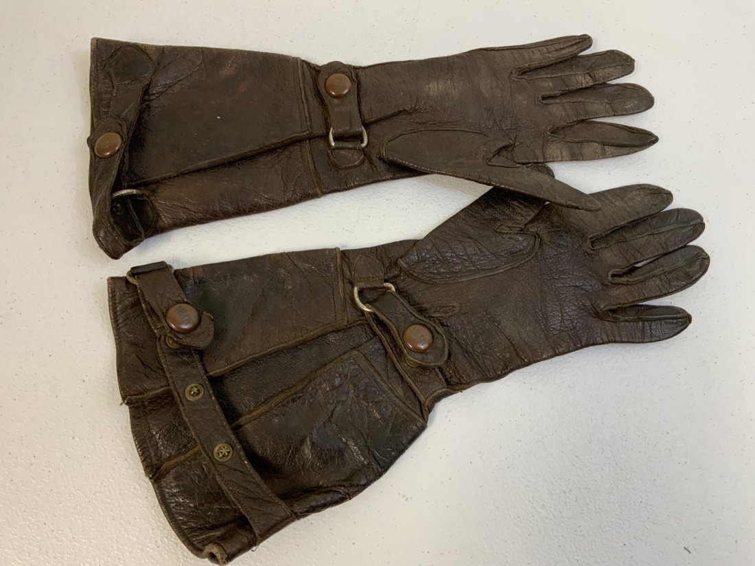 WWII GERMAN LUFTWAFFE PILOT FLIGHT LEATHER GLOVES: WWII GERMAN LUFTWAFFE PILOT FLIGHT LEATHER GLOVES . VERY RARE TO FIND. GREAT CONDITION HIGH QUALITY MADE BROWN LEATHER GLOVES. ALL SNAPS ARE IN GREAT WORKING CONDITION. MARKED INSIDE.