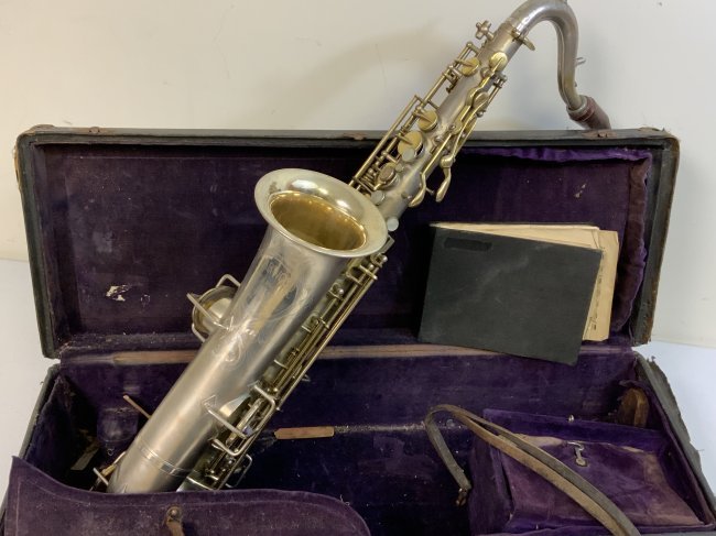 VINTAGE HARWOOD PROFESSIONAL BY JENKINS MUSIC CO. SAXOPHONE 1930S SILVER: VINTAGE HARWOOD PROFESSIONAL BY JENKINS MUSIC CO. SAXOPHONE 1930S SILVER WITH CARRY BOX AND BOOK WITH NOTES . APPEARS TO BE COMPLETE . WE HAVE NO ABILITY TO CHECK WORKING CONDITION OF THIS INSTRUMENT 