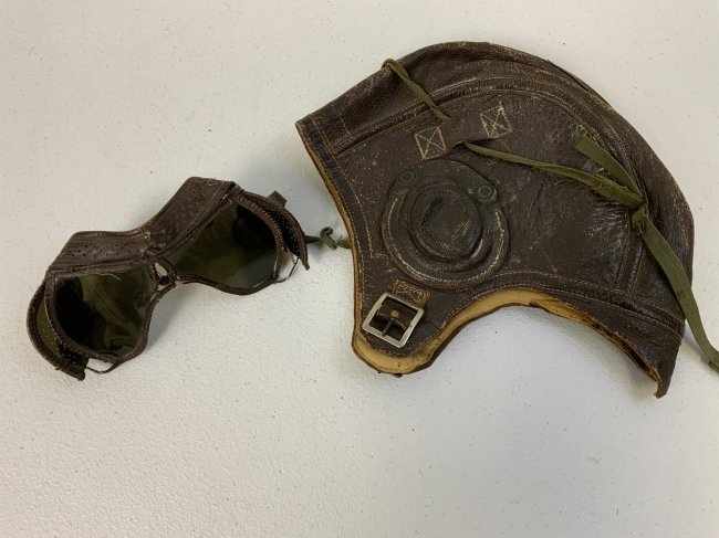 WWII US AIR FORCE PILOT BROWN LEATHER FLIGHT HELMET WITH GOGGLES: WWII US AIR FORCE PILOT BROWN LEATHER FLIGHT HELMET WITH GOGGLES . NICE CONDITION . LABEL INSIDE AS WELL AS PILOTS NAME