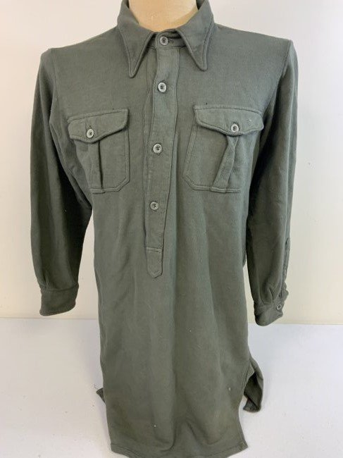 WWII GERMAN ARMY GRAY WOOL UNDERSHIRT: WWII GERMAN ARMY GRAY WOOL UNDERSHIRT . VERY RARE TO FIND. NICE WORN CONDITION . COMPLETE WITH ALL BUTTONS .
