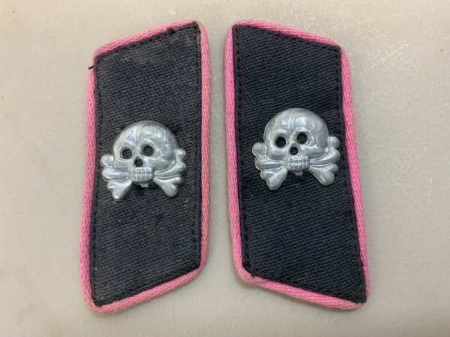WWII GERMAN PANZER COLLAR TABS WITH SCULLS: WWII GERMAN PANZER COLLAR TABS WITH SCULLS . NICE MATCHING PAIR.