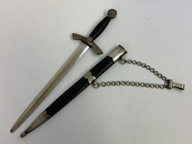 GERMANY THIRD REICH LUFTWAFFE OFFICERS 1st MODEL DAGGER SMF SOLINGEN: THIRD REICH GERMAN LUFTWAFFE OFFICERS 1st MODEL DAGGER . NICE EARLY EXAMPLE. NICE BRIGHT BLADE AND UNCLEANED DARK PATINA FITTINGS. MADE BY SMF SOLINGEN.