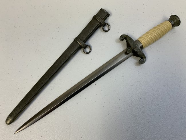 WWII GERMAN ARMY OFFICERS DRESS DAGGER WKC: WWII GERMAN ARMY OFFICERS DRESS DAGGER .MID WAR NICE EXAMPLE WITH WHITE GRIP . WKC MARKED BLADE . VERY NICE AND CLEAN.