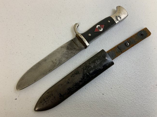 NAZI GERMANY HITLER YOUTH HJ KNIFE DAGGER RZM M7/31: NAZI GERMANY HITLER YOUTH HJ KNIFE DAGGER RZM M7/31 . WELL USED AND WORN CONDITION . COMPLETE WITH ITS ORIGINAL SCABBARD WITH LEATHER BELT STRAP.
