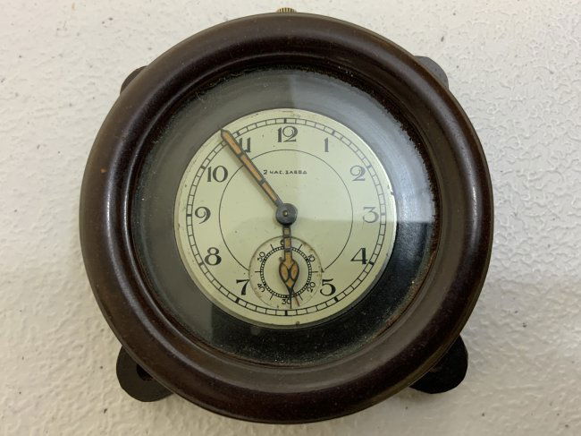 WWII USSR SOVIET TANK KV-1 ORIGINAL CLOCK 1941 DATED: WWII USSR SOVIET TANK KV-1 ORIGINAL CLOCK 1941 DATED. VERY RARE FIND . GREAT CONDITION CLOCK AND FULLY WORKING .BAKELITE ENCLOSURE. MARKING ON THE BACK WITH 1941 DATE