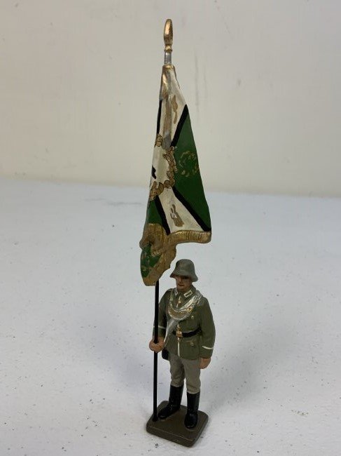WWII GERMAN ARMY STANDART FLAG BEARER TOY SOLDIER: WWII GERMAN STANDART FLAG BEARER TOY SOLDIER