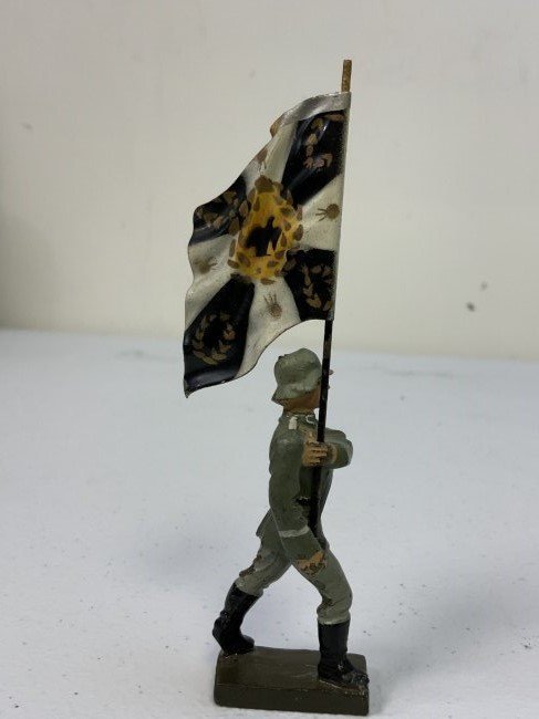GERMAN THIRD REICH PERIOD LINEOL TOY SOLDIERS ARMY FLAG BEARER: GERMAN THIRD REICH PERIOD LINEOL TOY SOLDIERS ARMY FLAG BEARER