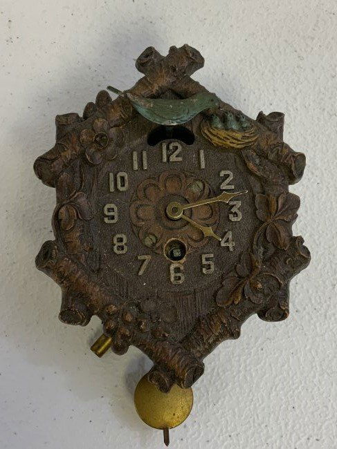 VINTAGE KEEBLER CLOCK CO. SMALL CUCKOO CLOCK: VINTAGE KEEBLER CLOCK CO. SMALL CUCKOO CLOCK. WORKING CONDITION IS UNKNOWN. NO KEY TO WIND. ABOUT 5X4.