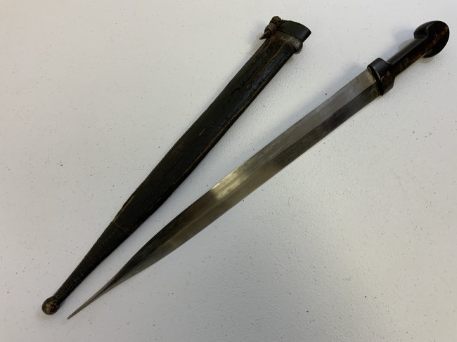 ANTIQUE RUSSIAN CAUCASIAN KINJAL ARMOR PIERCING DAGGER: ANTIQUE RUSSIAN CAUCASIAN KINJAL ARMOR PIERCING DAGGER . VERY RARE AND BEAUTIFUL EXAMPLE. LONG ARMOR PIERCING TIP . BLADE IS IN VERY NICE CONDITION . 21" LONG WITH 16" BLADE