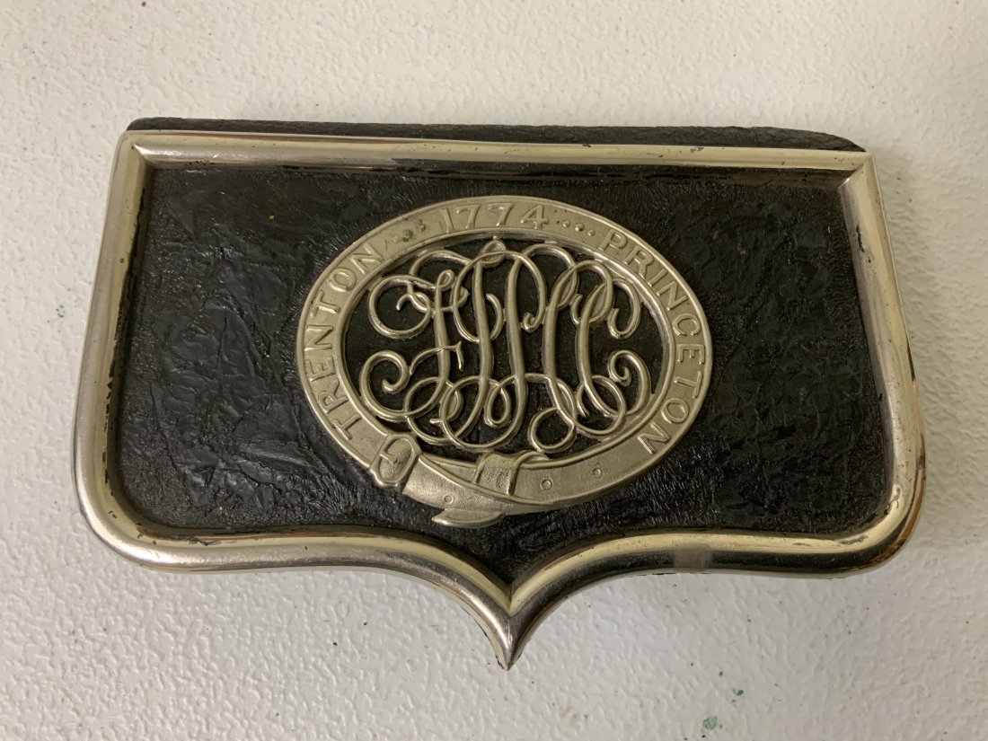 ANTIQUE BRITISH REGIMENTAL AMMO POUCH WITH BADGE: ANTIQUE BRITISH REGIMENTAL AMMO POUCH WITH BADGE . VERY NICE CONDITION BLACK LEATHER WITH SILVER METAL FITTINGS.