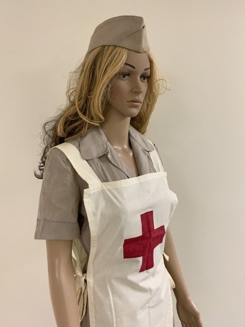UNITED STATES WWII AMERICAN RED CROSS FEMALE MEDIC UNIFORM: UNITED STATES WWII AMERICAN RED CROSS FEMALE MEDIC UNIFORM . INCLUDES HAT. MANIKIN IS NOT INCLUDED.