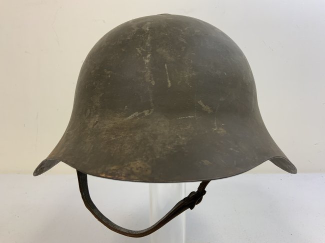 EARLY WWII USSR SOVIET RUSSIAN M36 SSh-36 STEEL HELMET COMPLETE WITH LINER: WWII SOVIET RUSSIAN M36 SSh-36 STEEL HELMET . NICE EARLY WITH LEATHER CHIN STRAP . ALL ORIGINAL AND UNTOUCHED. ORIGINAL PAINT. EARLY MODEL LEATHER STRAP IS IN GOOD CONDITION . OVERALL GREAT CONDITION 