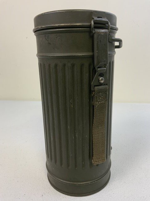 WWII GERMAN GAS MASK AND FILTER WITH CANISTER: WWII GERMAN GAS MASK AND FILTER WITH CANISTER . VERY NICE AND CLEAN EXAMPLE. RUBBER MASK BODY . 1942 DATE .