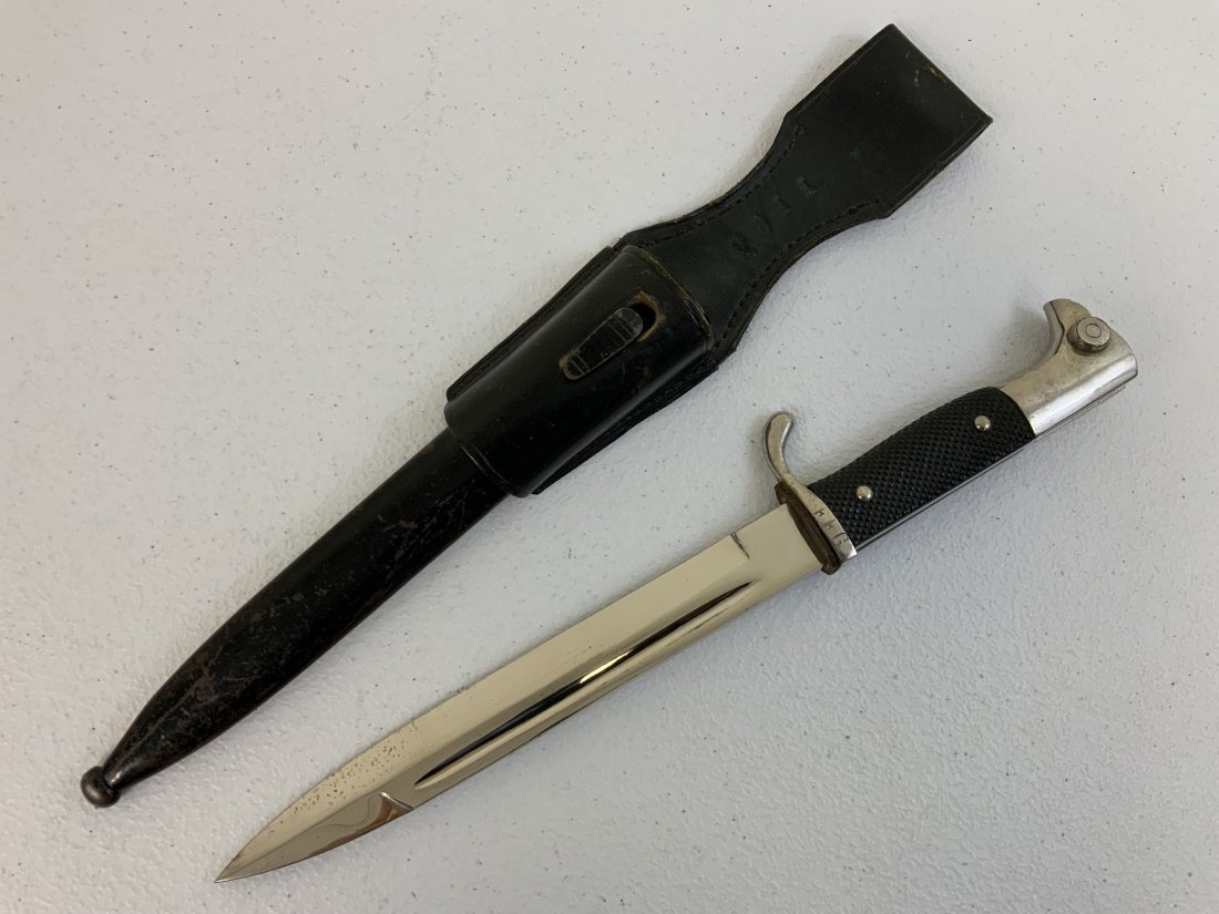 THIRD REICH GERMANY DRESS ARMY SHORT BAYONET BY EICKHORN FFG UNIT STAMPED: THIRD REICH GERMANY DRESS ARMY SHORT BAYONET BY EICKHORN FFG UNIT STAMPED. VERY NICE AND CLEAN CONDITION. RARE UNIT STAMPED FFG ON ONE SIDE AND NUMBER ON THE OTHER CROSS GUARD . ALSO STAMPED FROG WITH