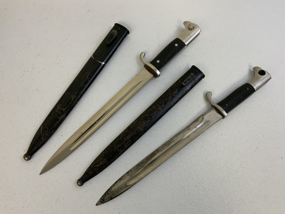 THIRD REICH GERMANY LOT OF 2 DRESS BAYONETS: THIRD REICH GERMANY LOT OF 2 DRESS BAYONETS . ONE IS IN GOOD CONDITION AND ANOTHER HAS CHIP IN THE GRIP AND LUG BUTTON MISSING.