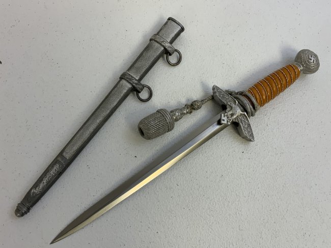 WWII GERMAN LUFTWAFFE OFFICERS DAGGER HERDER A.SN SOLINGEN: WWII GERMAN LUFTWAFFE OFFICERS DAGGER BY HERDER A.SN SOLINGEN . GREAT MINTY CONDITION. NICE AND BRIGHT BLADE. MINT CONDITION SCABBARD AND FITTINGS. ORIGINAL DAGGER KNOT WITH NORMAL WEAR IS STILL PRESE