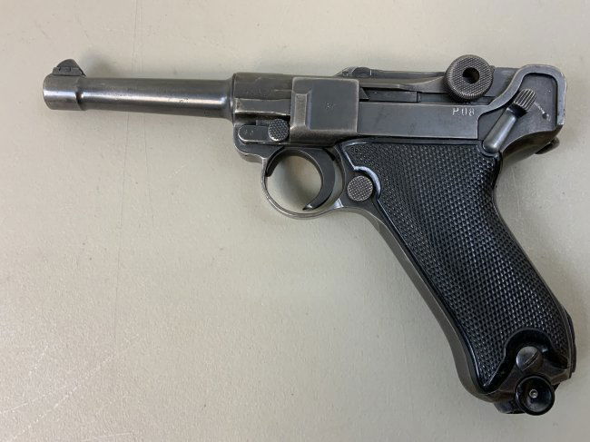 WWII NAZI GERMAN P08 LUGER byf 42 "BLACK WIDDOW" PISTOL 9MM: WWII NAZI GERMAN P08 LUGER byf 42 "BLACK WIDOW" PISTOL 9MM .VERY GOOD CONDITION GUN WITH ALL NUMBERS MATCHING AND CORRECT BLACK BAKELITE BOTTOM MAGAZINE ! GREAT BORE . SER. # 4869. BLACK BAKELITE CHEC