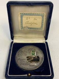 EGYPT INTERNATIONAL SOCIETY FOR BUSINESS EDUCATION AWARD MEDAL CASED: EGYPT INTERNATIONAL SOCIETY FOR BUSINESS EDUCATION AWARD MEDAL CASED. RARE LARGE MEDAL IN FITTED CASE.
