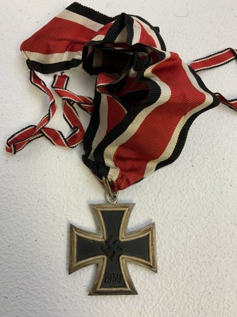 WWII GERMANY KNIGHTS CROSS OF THE IRON CROSS 1939 800 SILVER: WWII GERMANY KNIGHTS CROSS OF THE IRON CROSS 1939 800 SILVER . BEAUTIFUL 3 PIECE CONSTRUCTION . SILVER WITH IRON CORE . MARKED 800. LOOP IS ALSO STAMPED 800. NEAR MINT CONDITION . NICE FULL LENGTH NEC