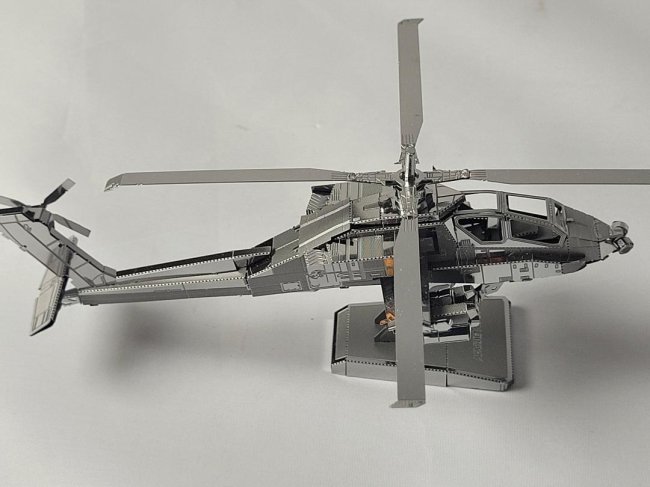 BOEING AH-64 APACHE HELICOPTER ALL METAL MODEL: BOEING AH-64 APACHE HELICOPTER ALL METAL MODEL . 5" LONG
