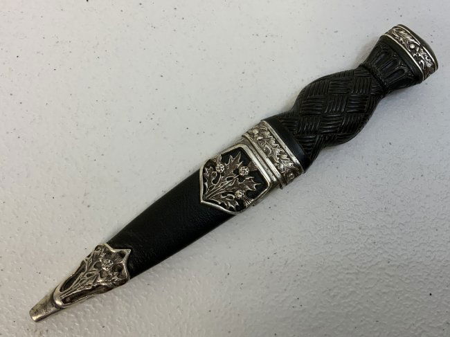 VINTAGE SCOTTISH SILVER SGIAN DUBH DIRK DAGGER ROBERT ALLISON EDINBURGH: VINTAGE SCOTTISH SILVER SGIAN DUBH DIRK DAGGER ROBERT ALLISON EDINBURGH. VERY NICE SMALL DAGGER . SILVER FITTINGS HALLMARKED. MOTHER OF PEARL POMMEL CAP. STAINLESS STEEL BLADE . VERY NICE HIGH QUALITY