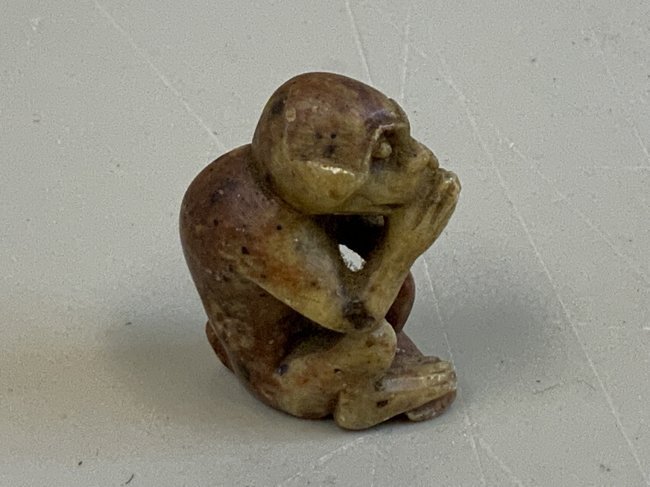 VINTAGE JAPANESE BONE CARVED NETSUKE MONKEY FIGURINE: VINTAGE JAPANESE BONE CARVED NETSUKE MONKEY FIGURINE