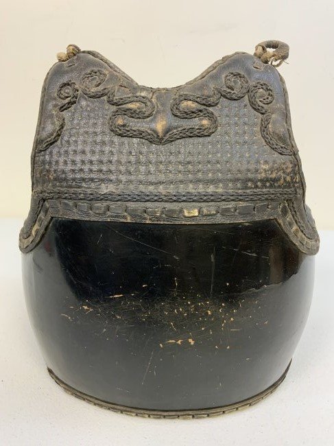 JAPAN ANTIQUE JAPANESE SAMURAI ARMOR BREAST PLATE: JAPAN ANTIQUE JAPANESE SAMURAI ARMOR BREAST PLATE . ORIGINAL ANTIQUE PLATE . SHOWS ITS AGE AND USE . SIGNED INSIDE.
