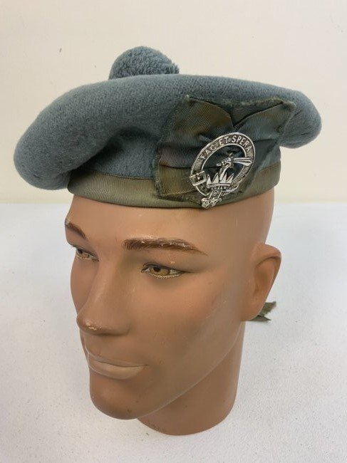 ANTIQUE BRITISH ARMY SCOTLAND OFFICER'S TAM O SHANTER BONNET CAP: ANTIQUE BRITISH ARMY SCOTLAND OFFICER'S TAM O SHANTER BONNET CAP . COMPLETE WITH BADGE. WELL USED CONDITION SHOWING AGE