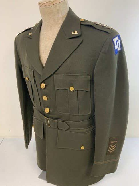 WWII US AIR ARMY 3 STAR GENERAL UNIFORM TUNIC 1942 DATED: WWII US AIR ARMY 3 STAR GENERAL UNIFORM TUNIC 1942 DATED . VERY LARGE SIZE . NICE AND CLEAN CONDITION.