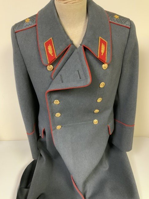 USSR POLICE MILITIA GENERAL HEAVY WINTER WOOL GREAT COAT: USSR POLICE MILITIA GENERAL HEAVY WINTER WOOL GREAT COAT . VERY THICK AND WARM HIGH QUALITY MADE POLICE MILITIA GENERAL RANK OVER COAT . MINTY CONDITION. RARE TO FIND.