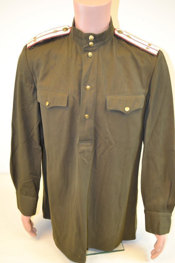 WWII SOVIET RUSSIAN MEDICAL OFFICER DOCTOR M43 UNIFORM SHIRT: WWII SOVIET RUSSIAN MEDICAL OFFICER DOCTOR UNIFORM SHIRT. M43 GIMNASTYORKA SHIRT. MEDICAL OFFICER SHOULDER BOARDS. VERY RARE UNIFORM. GREAT NICE AND CLEAN CONDITION. LARGE SIZE