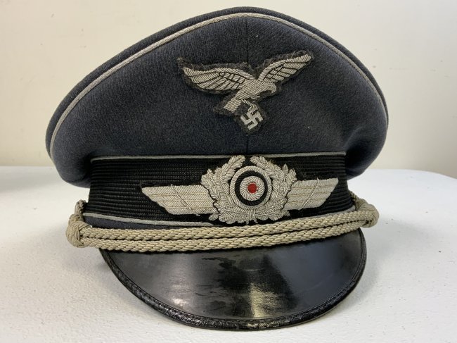 WWII GERMAN LUFTWAFFE OFFICER VISOR HAT CAP: WWII GERMAN LUFTWAFFE OFFICER VISOR HAT CAP . NICE EXAMPLE! GREAT CONDITION. NICE SILVER WIRE EMBROIDERED INSIGNIA. GREEN COLOR UNDER VISOR. NICE SLIGHTLY WORN CONDITION . GREAT CAP !