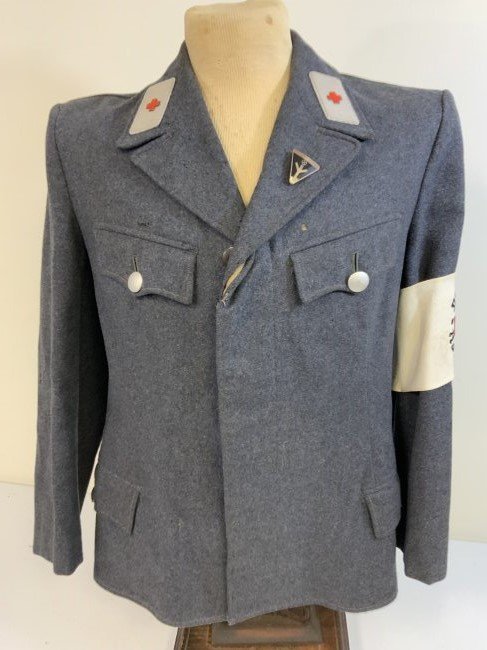 WWII GERMAN RARE FEMALE RED CROSS MEDIC UNIFORM TUNIC WITH ARMBAND: WWII GERMAN RARE FEMALE RED CROSS MEDIC UNIFORM TUNIC WITH ARMBAND . GREAT CONDITION OVERALL WITH MINOR MOTHING HERE AND THERE . VERY RARE TO FIND FEMALE UNIFORM. COMPLETE WITH ARMBAND AND WOMEN'S NAZ