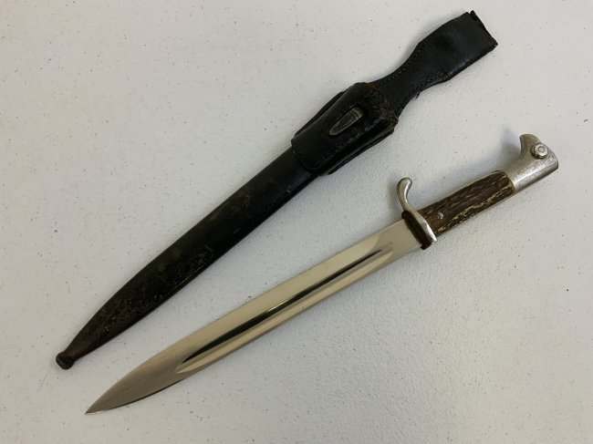 THIRD REICH GERMANY DRESS ARMY BAYONET WITH STAG GRIPS BY EICKHORN: THIRD REICH GERMANY DRESS ARMY BAYONET WITH STAG GRIPS BY EICKHORN SOLINGEN. GREAT CONDITION BAYONET WITH NICE BRIGHT BLADE. COMES WITH ORIGINAL SCABBARD WITH BLACK LEATHER FROG .