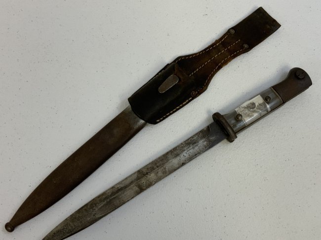 WWII GERMAN COMBAT BAYONET WITH PERSONALIZED CUSTOM GRIP PLATE WITH PICTURE: WWII GERMAN COMBAT BAYONET WITH PERSONALIZED CUSTOM GRIP PLATE WITH PICTURE OF ADOLF HITLER AND MUSSOLINI UNDER A CLEAR PLASTIC GRIP PLATE. WELL USED BAYONET MARKED 42asw . NON MATCHING NUMBERS METAL 
