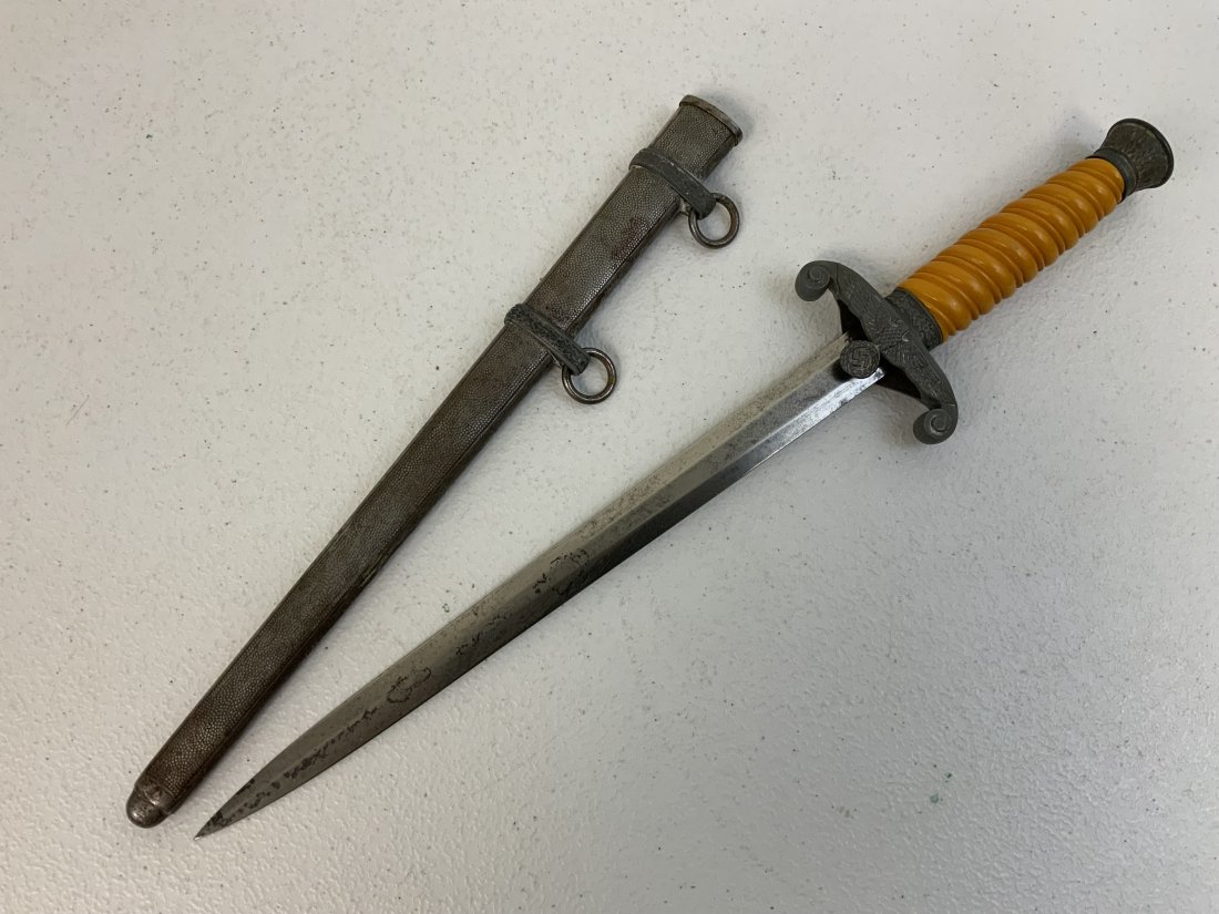 WWII GERMAN ARMY OFFICER DAGGER BY EICKHORN SOLINGEN: WWII GERMAN ARMY OFFICER DAGGER BY EICKHORN SOLINGEN . DARK FITTINGS. NICE YELLOW GRIP . EICKHORN MARKED BLADE WITH SOME DARK SPOTS .