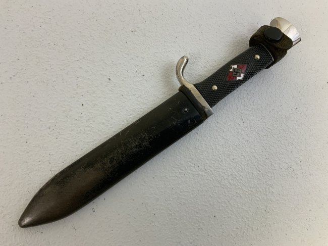 NAZI GERMANY HITLER YOUTH HJ KNIFE DAGGER RZM M7/60: NAZI GERMANY HITLER YOUTH HJ KNIFE DAGGER RZM M7/60 . GOOD OVERALL CONDITION WITH SOME SHARPENING TO THE BLADE. ORIGINAL SCABBARD WITH LEATHER BELT LOOP WITH SNAP. CHIPS TO ENAMEL DIAMOND.