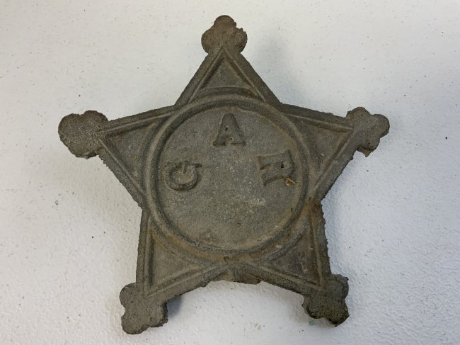 ANTIQUE US CIVIL WAR GAR CAST IRON CEMETERY GRAVE MARKER & FLAG HOLDER: ANTIQUE US CIVIL WAR GAR (Grand Army of the Republic) CAST IRON CEMETERY GRAVE MARKER & FLAG HOLDER. GOOD CONTITION . 19th CENTURY . 7 X 7.