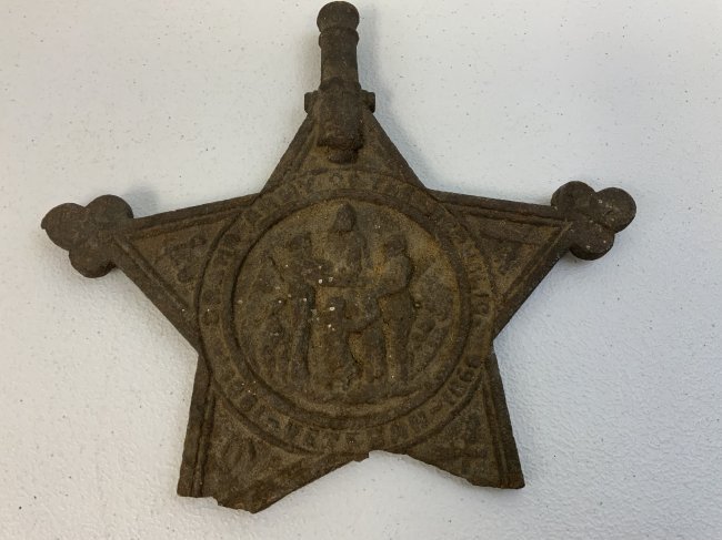 ANTIQUE US CIVIL WAR GAR CAST IRON CEMETERY GRAVE MARKER & FLAG HOLDER: ANTIQUE US CIVIL WAR GAR (Grand Army of the Republic) CAST IRON CEMETERY GRAVE MARKER & FLAG HOLDER.SHOWS AGE AND CORROSION. PART OF IT IS BROKEN OFF . 19th CENTURY . 10 X 10 .